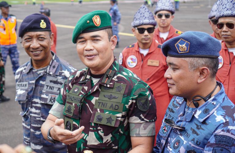 Palaksa Lanal Palembang Hadiri Penyambutan Jupiter Aerobatic Team (JAT) TNI AU di Lanud SMH