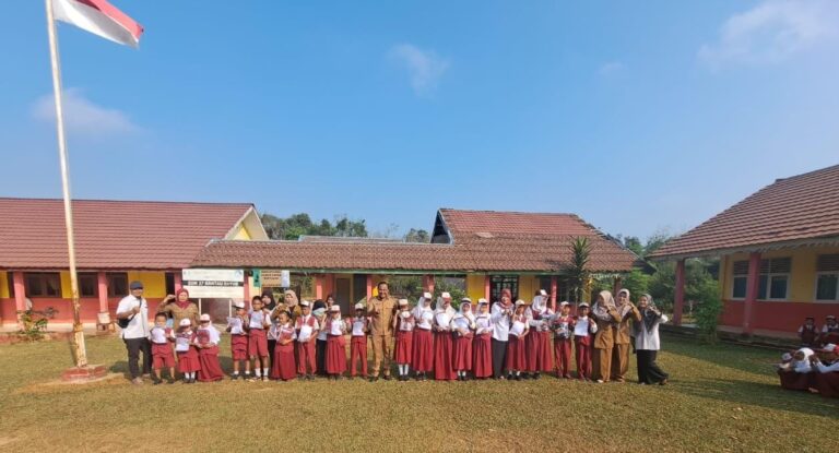 “Memotivasi”,Kepala Desa Sejagung Berikan Apresiasi Kepada Siswa SDN 37 Rantau Bayur Yang Berprestasi